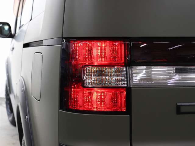 ブラックアウト処理をしたテールランプがチョイ悪な雰囲気を醸し出しております。