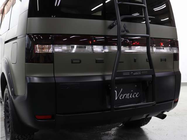 リアバンパーやエンブレムも全てマットブラック塗り分けペイント済みとなっております。