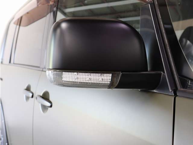 ドアミラーやドアハンドル部分もアクセントにマットブラック塗装をしています。