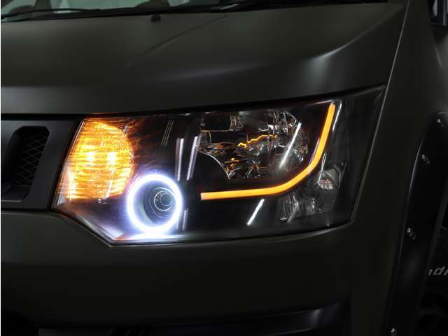 ファイバーLED部分はウィンカー連動となっておりアンバー色に発光をするので視認性も良いです。