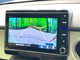 【バックカメラ】駐車時に後方がリアルタイム映像で確認できます。大型商業施設や立体駐車場での駐車時や、夜間のバック時に大活躍！運転スキルに関わらず、今や必須となった装備のひとつです！