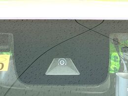 【ホンダセンシング】走行中に前方の車両等を認識し、衝突しそうな時は警報とブレーキで衝突回避と被害軽減をアシスト。より安全にドライブをお楽しみいただけます。