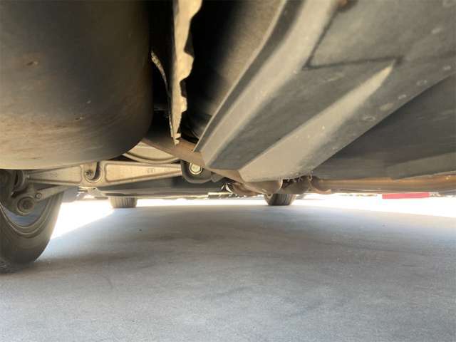 中古車だと気になる足廻り＆下廻り・・・ご覧の通り状態良好◎沿岸部や降雪地にお住まいのお客様もご安心ください。