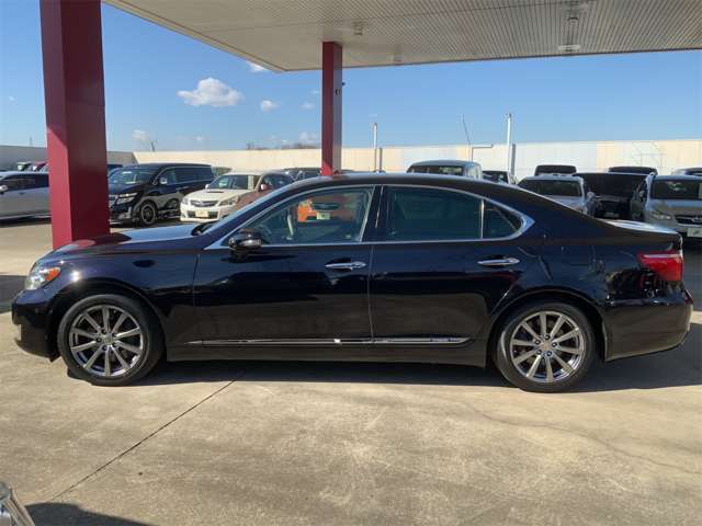 当店では仕入れた車両を全車商品管理センターにて室内クリーニングや外装の磨き施工等、徹底した商品車仕上げを行っております。良質な車両だからこそ、掲載写真の加工は一切行っておりません！！！