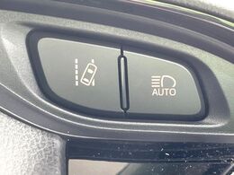 【車線逸脱警報】道路上の白（黄）線を認識し、意図せず走行中の車線からはみ出しそうになった時、メーター内の警告灯とブザーで注意喚起してくれる安心・安全機能です♪