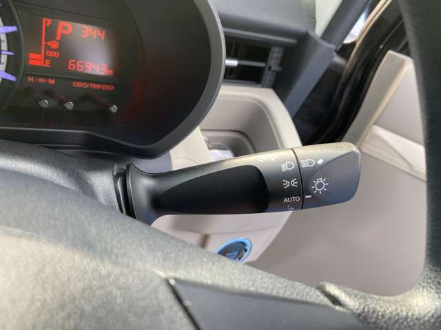 ヘッドライトを自動的に点けてくれる賢い機能！オートライト付きです！（＾＾）！