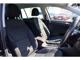 （運転席助手席）安全装備をオプションで追加するのは日本的発想。フォルクスワーゲン車はサイドエアバッグを全車標準で装備しております。