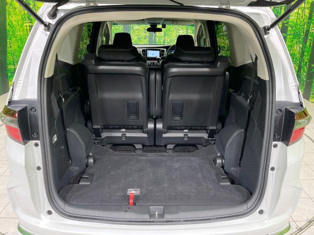 後席を格納すると、これだけの広さが！シーンに合わせたシートアレンジで、大きな荷物も積むことが出来ます♪