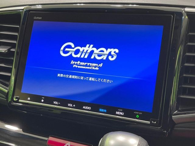 【純正ナビ】人気の純正ナビを装備しております。ナビの使いやすさはもちろん、オーディオ機能も充実！キャンプや旅行はもちろん、通勤や買い物など普段のドライブも楽しくなるはず♪