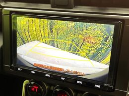 【バックカメラ】駐車時に後方がリアルタイム映像で確認できます。大型商業施設や立体駐車場での駐車時や、夜間のバック時に大活躍！運転スキルに関わらず、今や必須となった装備のひとつです！