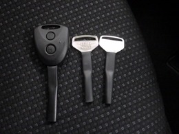 【キーレスエントリー】キーボタンを押すだけで、ドアロックの開閉が可能♪　重い手荷物を持っていたり、夜のドアの開閉にとっても便利です。