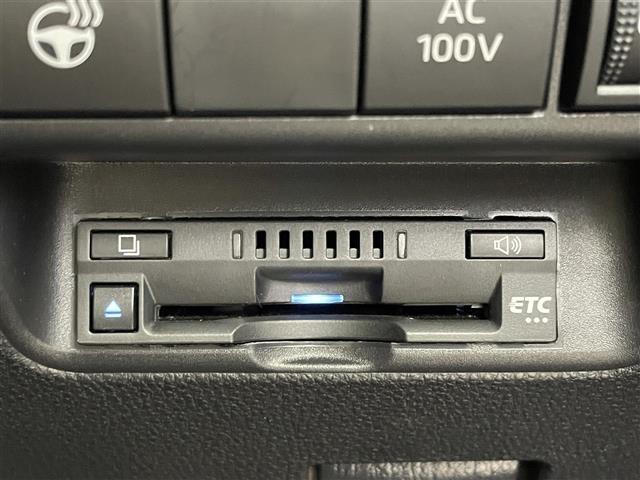 【ETC】有料道路を利用する際に料金所で停止することなく通過できる、ETC車載器（ノンストップ自動料金収受システム機器）が装備されています。セットアップを行うことで利用可能になります。