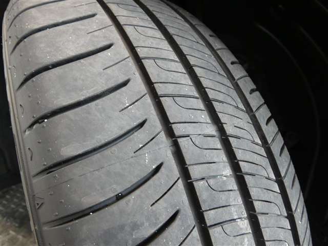 R7年式夏タイヤ215/55R18ダンロップ製です。
