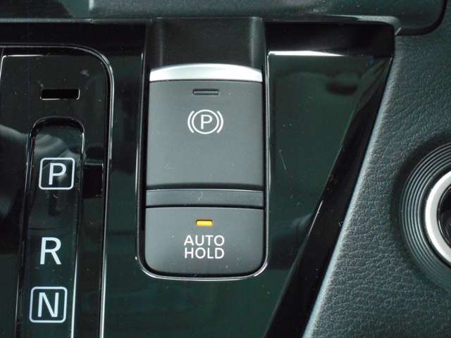 オートブレーキホールドは、ブレーキペダルを踏んで停車すると、ブレーキペダルから足を離してもクルマがブレーキ力を維持。ペダルを踏み続けることによる足の疲れを緩和します。