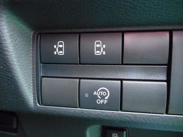 両側電動スライドドアです。左右どちらからでも乗り降りOK！更に車内からは運転席の開閉スイッチで車外からはドアハンドル操作やインテリキーについている開閉ボタンでも開閉◎挟み込み防止機能で更に安心です！