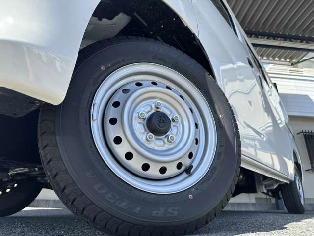 4WD/トヨタセーフティセンス/コーナーセンサー/アイドリングストップ/キーレスエントリー/Wエアバッグ/パワーウインドウ/横滑り防止装置/ヘッドライトレベライザー/純正ホイール/登録済未使用車