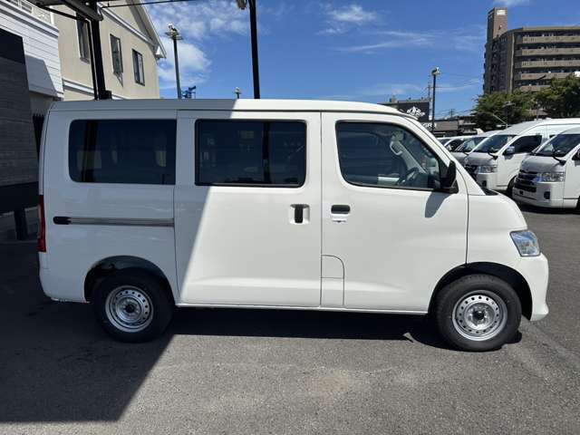 4WD/トヨタセーフティセンス/コーナーセンサー/アイドリングストップ/キーレスエントリー/Wエアバッグ/パワーウインドウ/横滑り防止装置/ヘッドライトレベライザー/純正ホイール/登録済未使用車