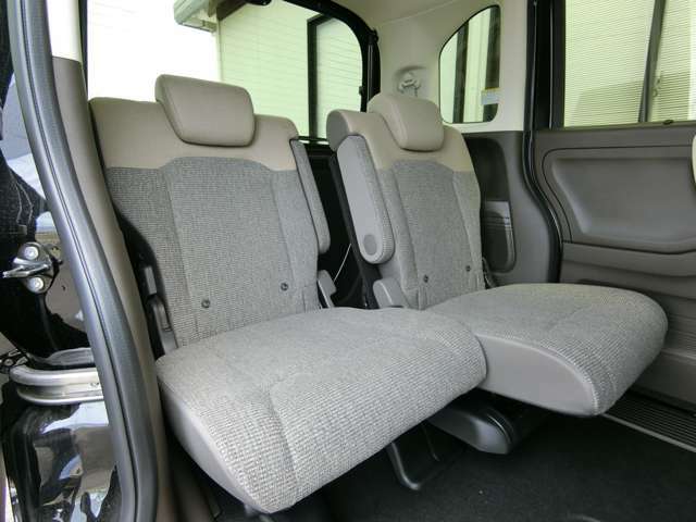 後席はスライド機構付き、ずらして荷室の大きさを調整したり、前席の方との距離を近くできます。
