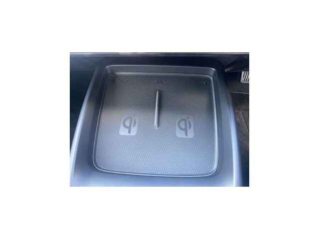 ワイヤレス充電パット2つ搭載