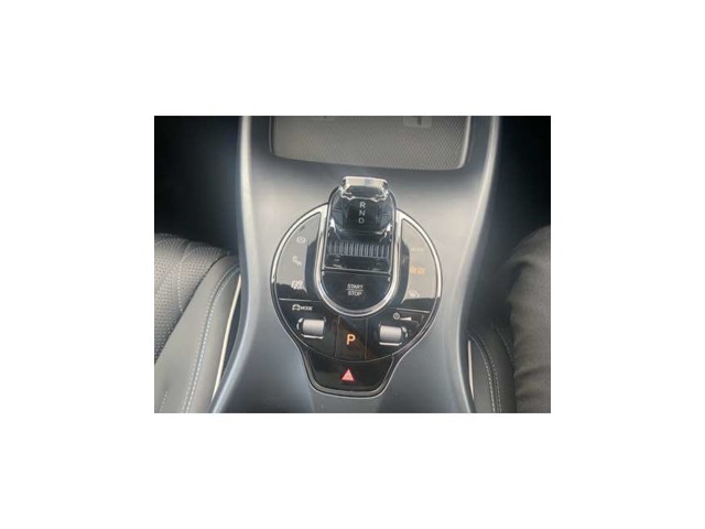 クリスタルをモチーフとした精巧な電動シフトレバー