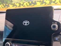 【メーカー純正10.5ナビ】インテリアに溶け込むスタイリッシュな「専用設計」メーカーナビを装備♪視認性や操作性など基本性能にも優れ、より上質なカーライフをお楽しみいただけます。