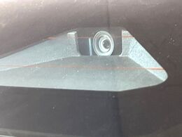 【トヨタセーフティセンス】走行中に前方の車両等を認識し、衝突しそうな時は警報とブレーキで衝突回避と被害軽減をアシスト。より安全にドライブをお楽しみいただけます。