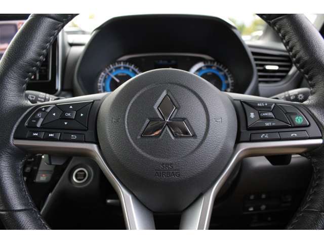 ステアリングには、オーディオリモコンや、ドライバーサポート機能の操作スイッチが備わっています。