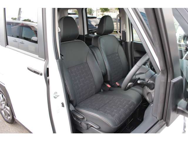 フロントベンチシートには、アームレスト装備ですのでドライブ中に疲れを和らげます。