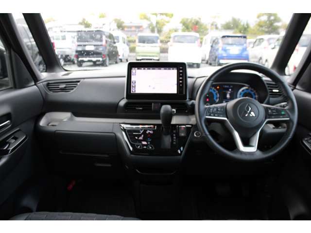 インパネシフトですので、運転席足元もゆったり、広々快適です♪助手席へのウォークスルーも楽々可能！