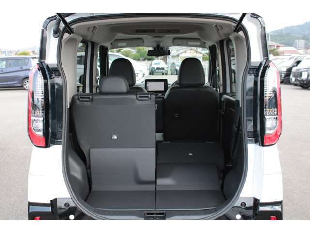 後席シートが5：5に分割となり乗車スペースも確保しながら長い荷物も積み込めます！