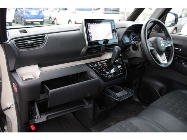 手の届く所に、便利な収納スペースがありますよ。