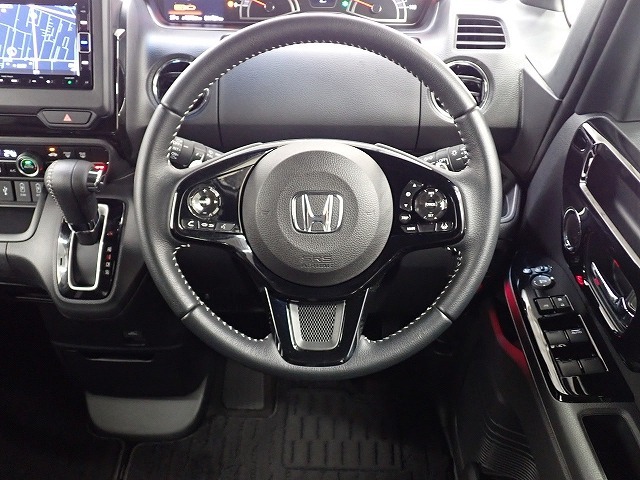 ハンドル左側にはオーディオ操作が出来るオーディオリモートコントロールスイッチ、右側にはHonda SENSINGとオートクルーズコントロールのスイッチを装備！