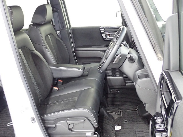 フロントシートはベンチシートです、運転席と助手席の移動が簡単です。真ん中にはアームレストも装備されています！ また運転席シートの高さも調整できます。
