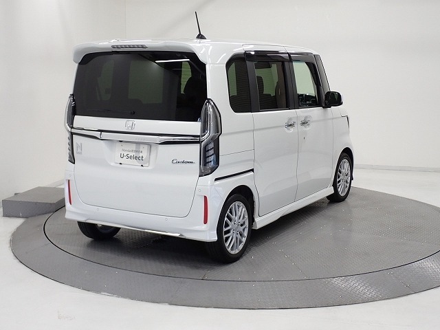 プライバシーガラスが装備されています。外を見るときには気にならずに、後方車両からは車内が見えにくい設計です、周りを気にせず、快適に運転できますよ。