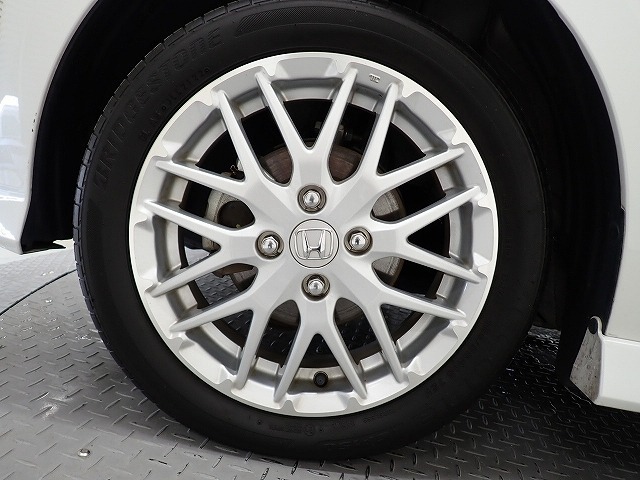 ホイールは車のデザインにマッチした専用タイプです。