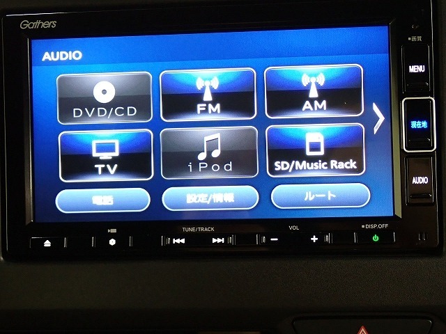 ホンダ純正ナビなのでダッシュボードにスッキリと収まっています。土地勘の無い所でも道に迷わず安心ですね！。AVも色々視聴でるのでドライブも楽しくなりますよ！