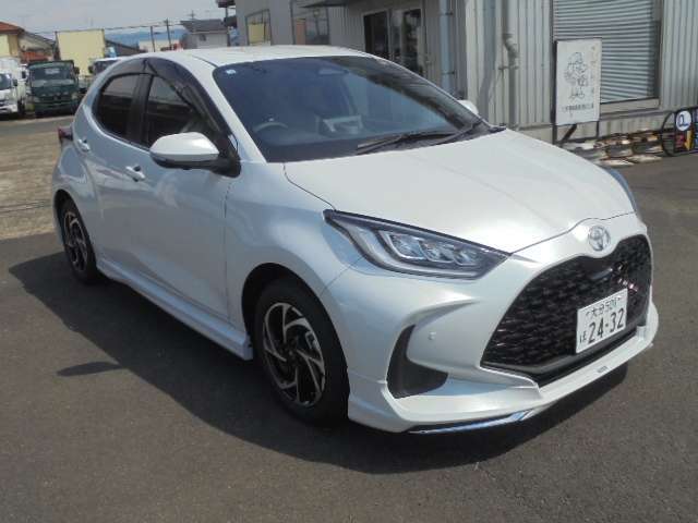トヨタヤリス1500ハイブリッドZモデリスタ仕様パールナビTV+パノラミックビューモニター付きの登録済み未使用車を入荷しました！！