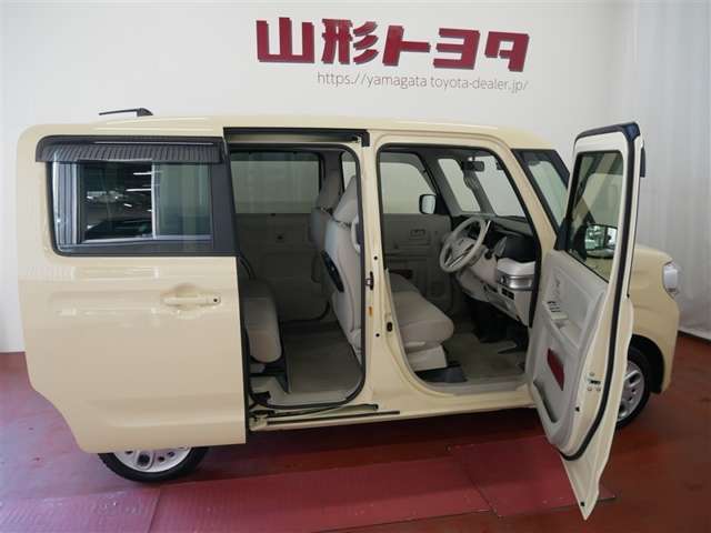 両側パワースライドドア付きだから、狭い駐車スペースなどでの 乗り降りラクラク！小さなお子さまのいるご家庭には嬉しい装備。