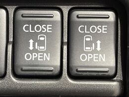 【両側パワースライドドア】スマートキーや運転席のスイッチで後席両側スライドドアの開閉が可能♪電動だから力を入れてドアを開ける必要が無く、小さなお子様でも簡単に開け閉めでき快適です♪