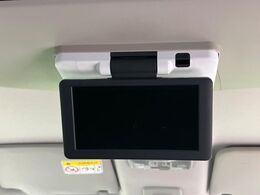 【後席モニター】家族や友人とお出かけする機会が多い方に大人気の後席モニターを装備！見やすい位置に画面がありテレビやDVDの視聴も快適！友達もお子様も、後席にしか乗らなくなるかも？？