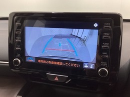 リバースギアに入れるだけで後方の表示へ切り替わります。夜間や雨の日の駐車も楽になりますよ。