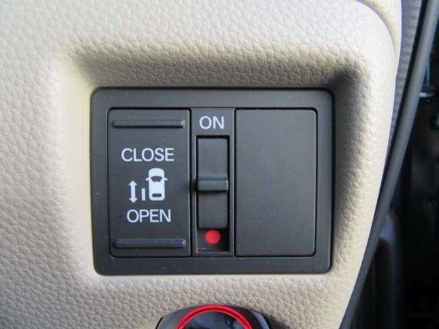 ハイトワゴン車だからこそ欲しいアイテム、電動ドアも片側に装備！運転席からも開閉操作が出来て便利なアイテムです！