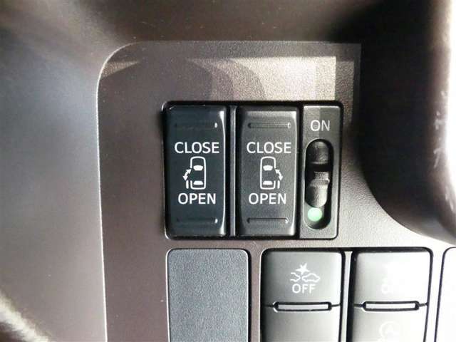 電動スライドドアのスイッチで車内からもスライドドアの開閉ができます。イージークローザー機能で半ドアになることも防止してくれます。
