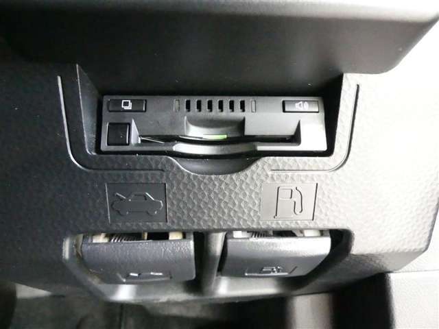 ナビ連動タイプのETC車載機です。ナビゲーションと連動してくれますのでカード未挿入を知らせてくれるなど便利な機能が追加されています。