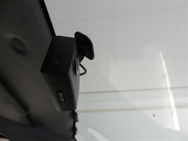 安心装備ドライブレコーダーを装備しています。自車の走行状態を常に録画しています。