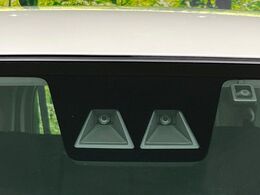 【スマートアシスト】走行中に前方の車両等を認識し、衝突しそうな時は警報とブレーキで衝突回避と被害軽減をアシスト。より安全にドライブをお楽しみいただけます。