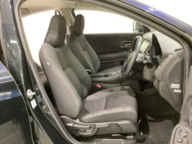 女性でも運転がしやすいように、シートの高さ調整機能（シートリフター）がついています。広い足元にゆったり座れるシートには肘掛も装備しており長距離の運転でも疲れにくいシートです。