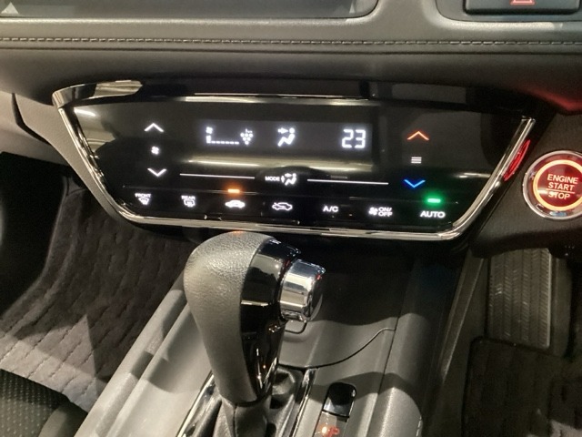 プラズマクラスター付き・オートエアコンがついてますので、お好みの温度をセットするだけで風の強さや風量を自動で調整します。スイッチも簡単操作で快適に過ごせます。