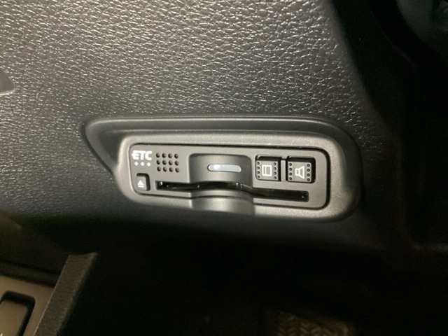 ハンドルの左下にETCがついています。高速道路の料金所の通過も楽々です！。　カードの取り出しもしやすい場所についています。