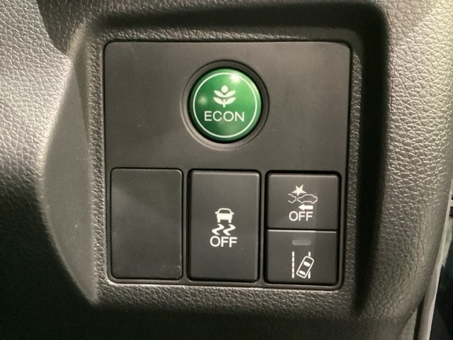 Hondaセンシング用の、VSA（ABS＋TCS＋横滑り抑制）解除とレーンキープアシストシステムのメインスイッチなどはハンドルの右側に装備しています。燃費に役立つECONボタンもここです。